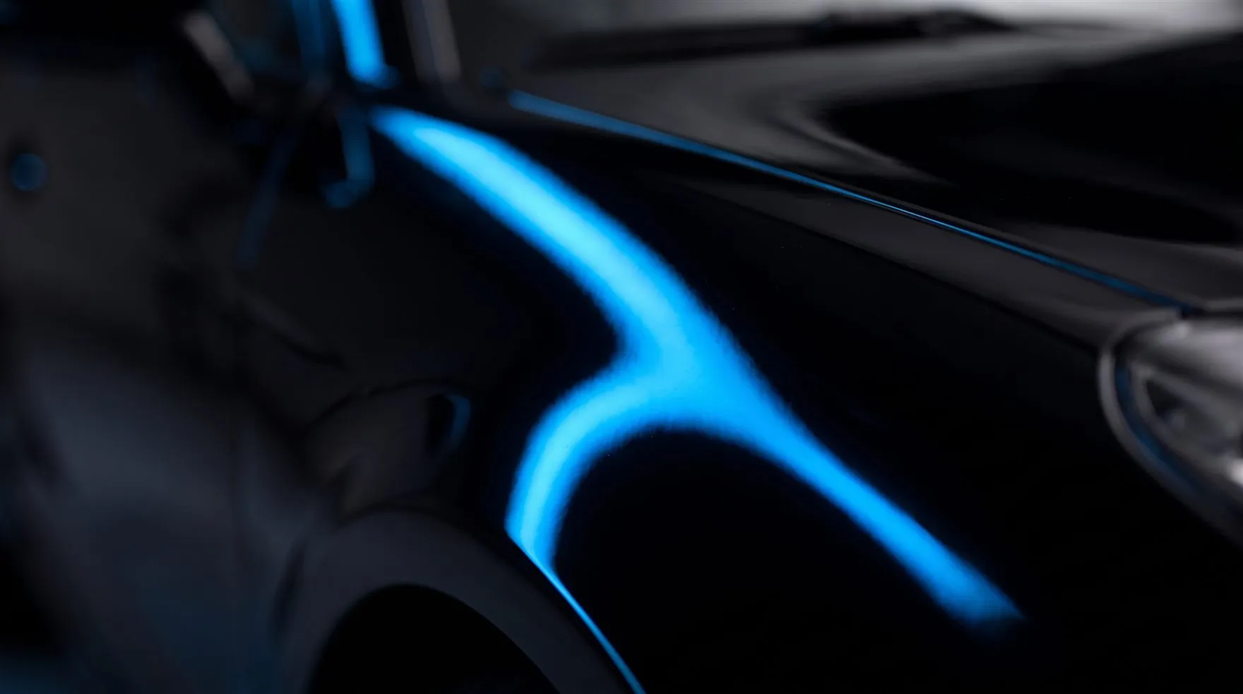 Detalhe de lataria automotiva recém-pintada com reflexo de luz