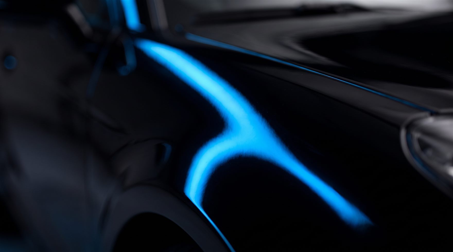 Detalhe de lataria automotiva recém-pintada com reflexo de luz
